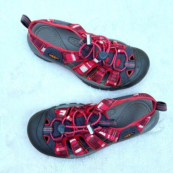 KEEN Newport Coral Red Geometric Closed Toe Waterproof Bungee Adjust Sandals - Picture 1 of 12
